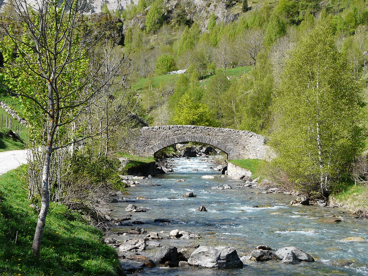 Pont de Nadau et chemin du Cirque de Gavarnie